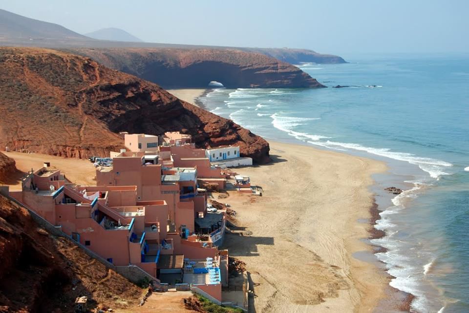 Plage de Legzira, réputée pour ses arches naturelles spectaculaires et son sable doré. Avec HM Rental Agadir, profitez d’une location de voiture